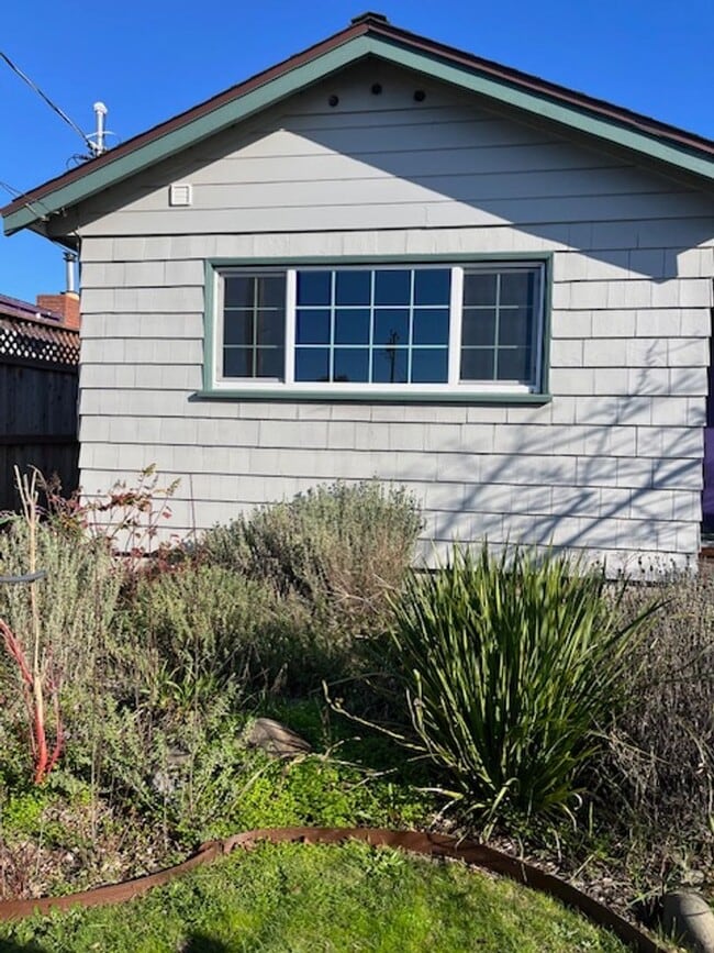 Photo - 2 Bedroom/ 1 Bath House in Eureka, Single car Garage with Washer & Dryer included!!