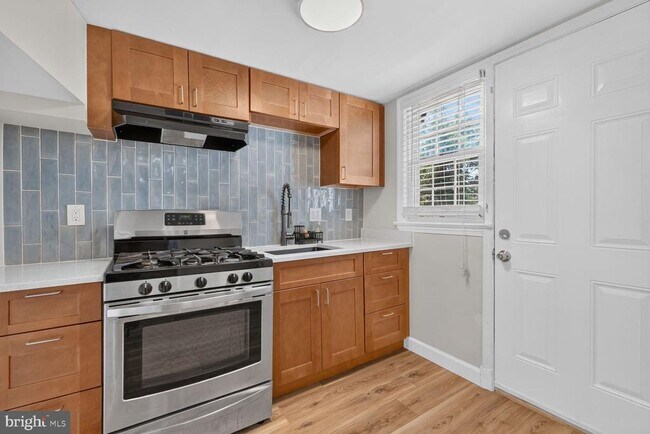 Photo - 2437 Iverson St