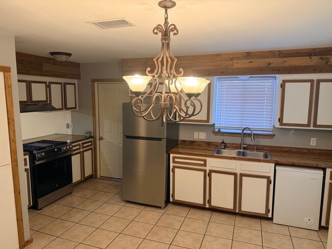 Photo - 663 Duke Ave