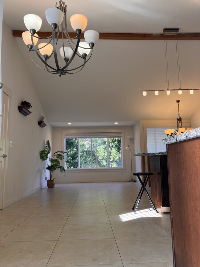 Enorme sala de estar - 3412 177th Pl SW Unidad A