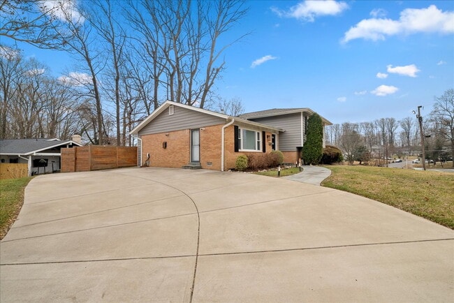 Photo - "Spacious 5-Bed split level Gem with Finished Basement & Fireplace on Brompton St, West Springfie...