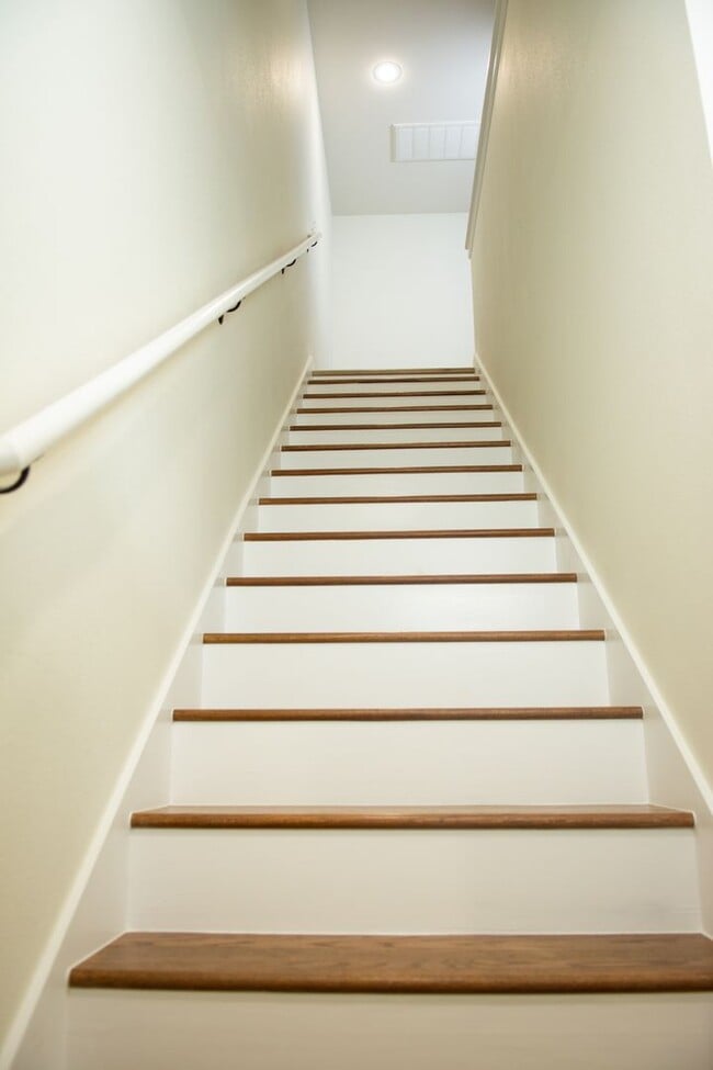 Building Photo - Newer  Townhouse in the heart of West Fork !