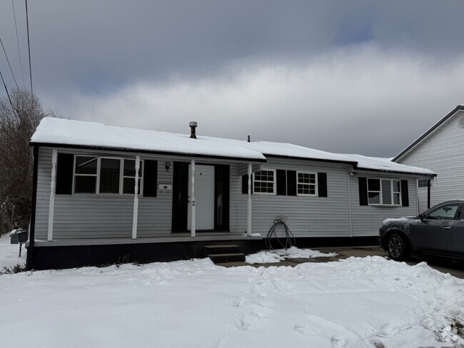 Building Photo - 2 Garrett Dr Rental