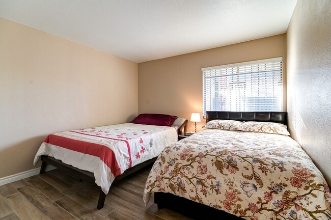 Photo - 1440 E Vegas Valley Dr