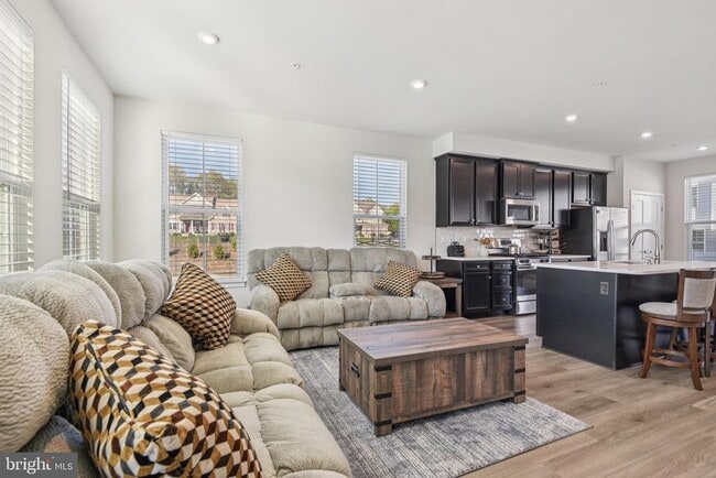 Photo - 133 Woodgate Cir