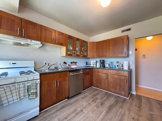 Photo - Sprawling 2BR in Queen Anne Victorian | Enormous Living Room | Walk-In Closets | East Rock Unidad 3