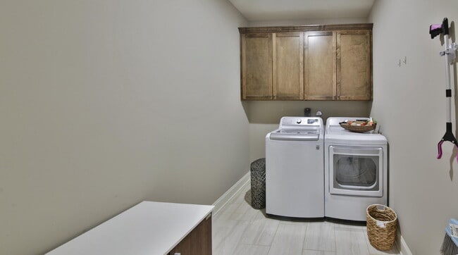 Building Photo - Luxurious 5 bedroom home in Atoka has it all!
