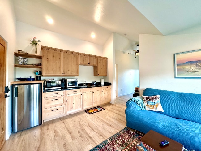 Photo - 1120 Holt Dr Unidad Suite A