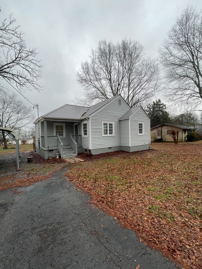 Building Photo - Adorable Chickamauga House