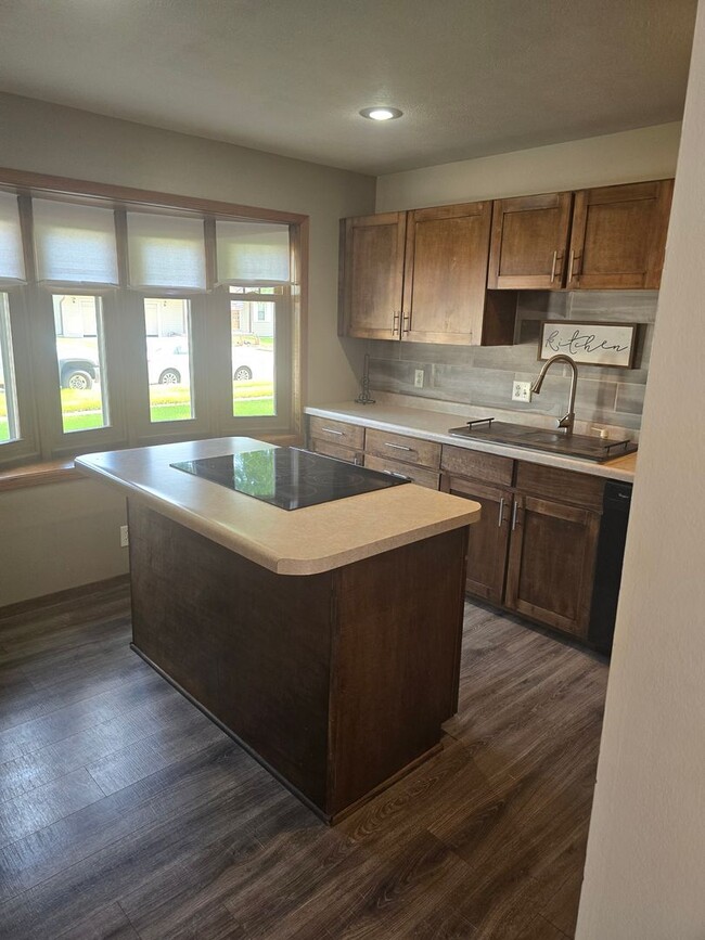 Charming 4-Bedroom Home with Modern Comfor... - Charming 4-Bedroom Home with Modern Comfor...