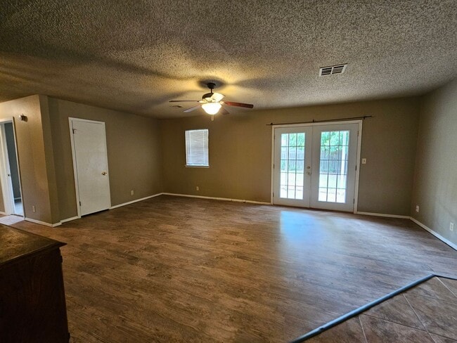 Photo - (3) Bed/(2) Bath Near Schools and Shopping! Avail NOW!