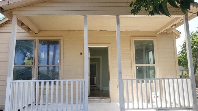 Photo - 814 E 39th St