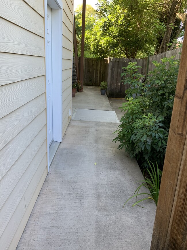 Photo - 327 W Mill St Unidad #B