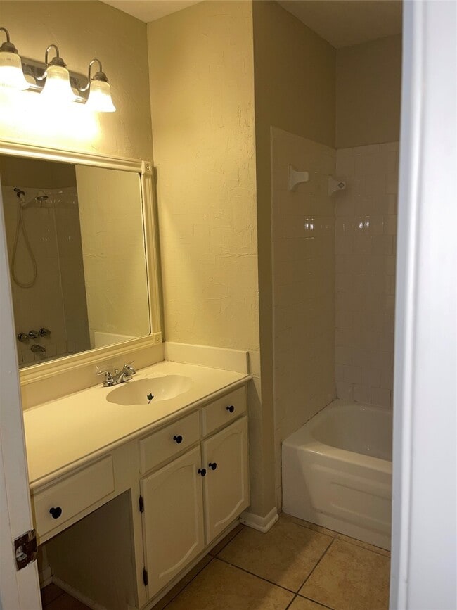 Photo - 4809 Oak Hollow St