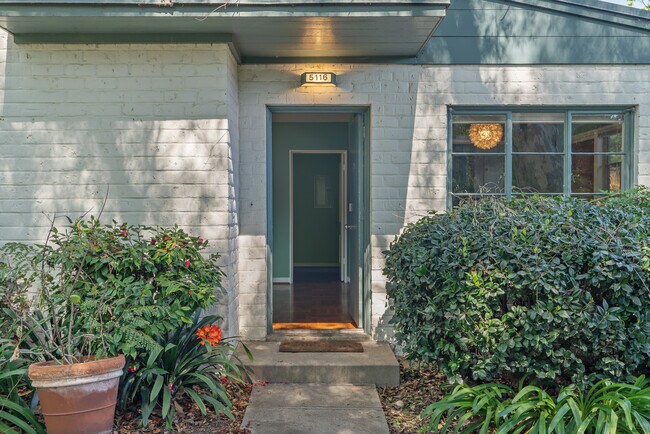 Photo - 5116 Village Grn