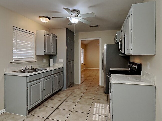 Photo - 3320 Stanley Ave