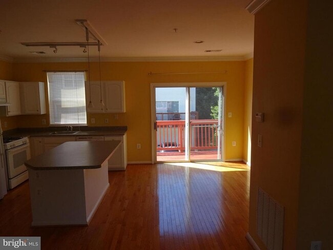 Photo - 21836 Jarvis Square