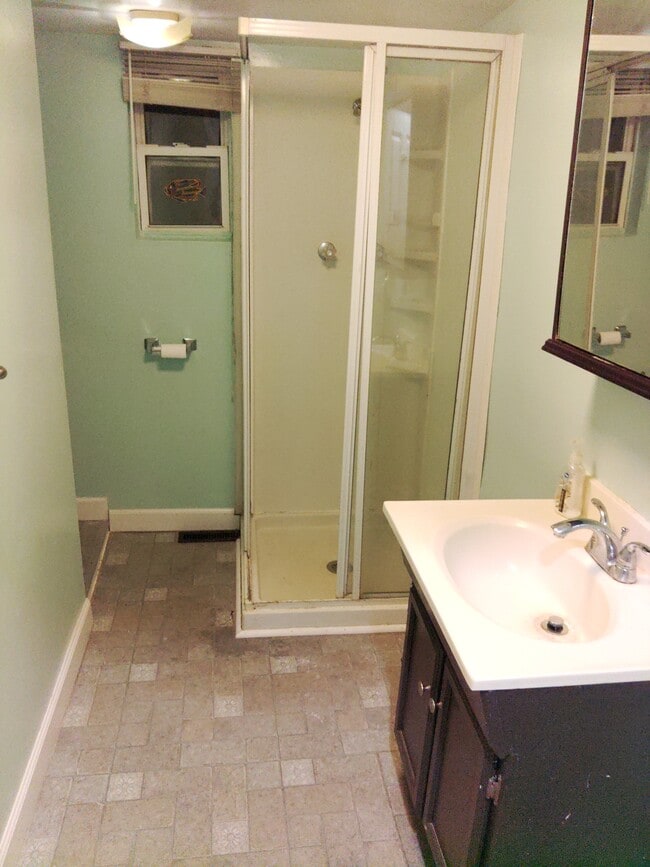 baño - 203 E Cross St Unidad Apt 2