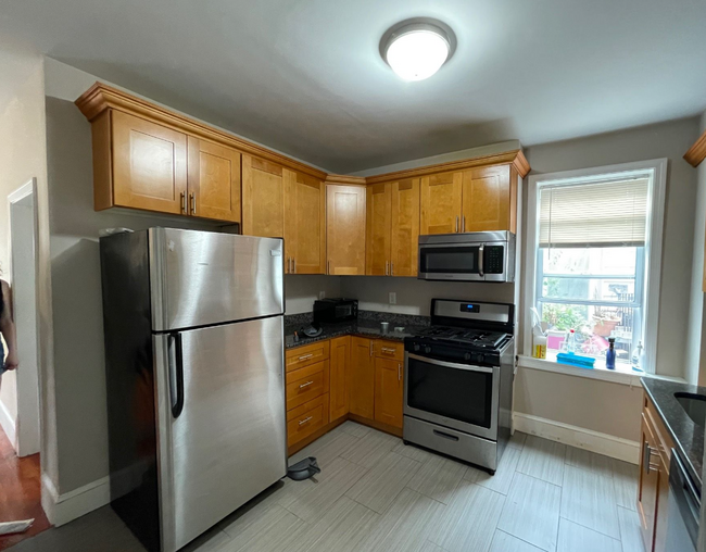 Photo - 241 Maverick St Unidad 4-bed EASTIE Rental