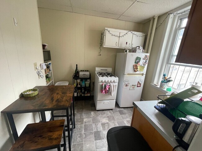 Photo - No Fee Split 2 Bed on Green Line Nice large even rooms HT HW Inc STUDENTS ok