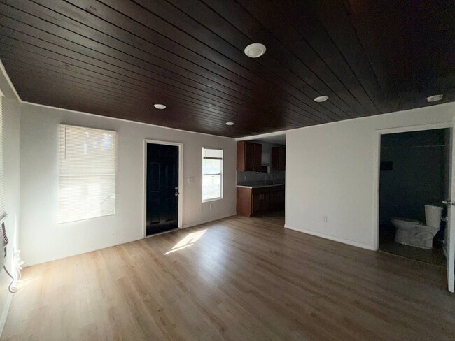 Photo - 101 W 21st St