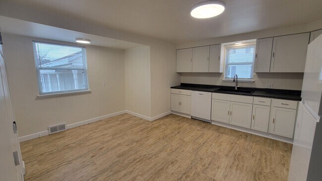 Photo - 1409 Crooks Ave