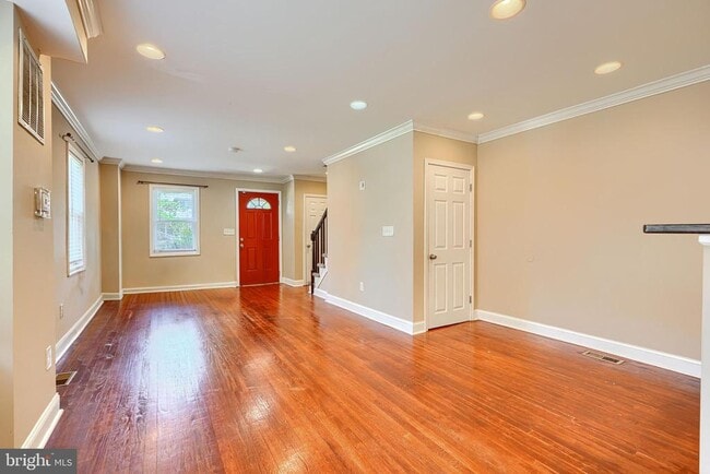 Photo - 6110 Everall Ave