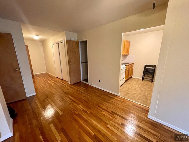Building Photo - 32-31 41st St Unit 1 Rental