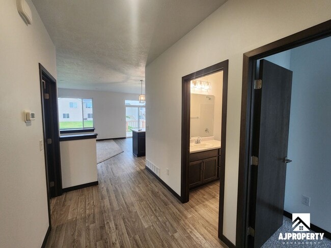 Photo - 300 S Willow Spring Dr