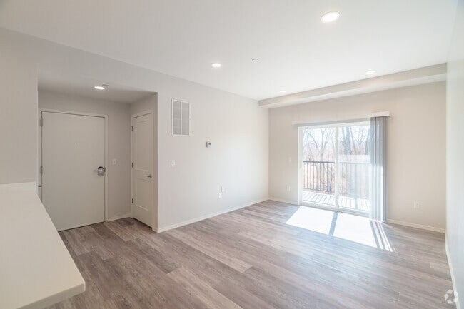2BR, 2BA - 995SF - Living Room