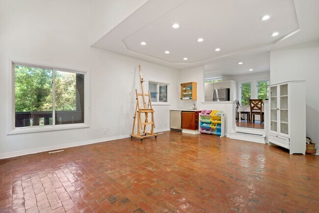 Amazing 4 bedroom 3.5 bath home in the hea...