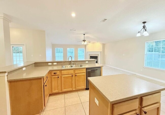 Photo - Spacious 4-Bedroom Home – Tanglewood!