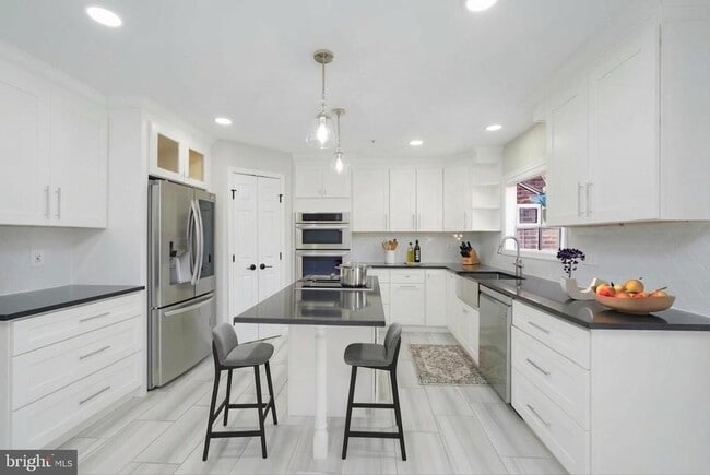 Building Photo - 28 Sterling Ct