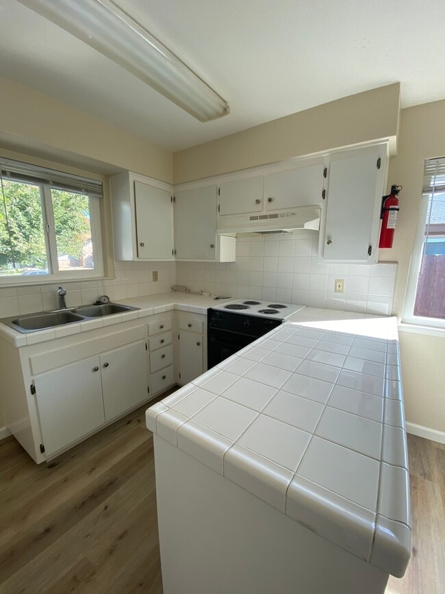 Photo - Super clean! 2 Bdrm, 1 Bath duplex off Oak Avenue