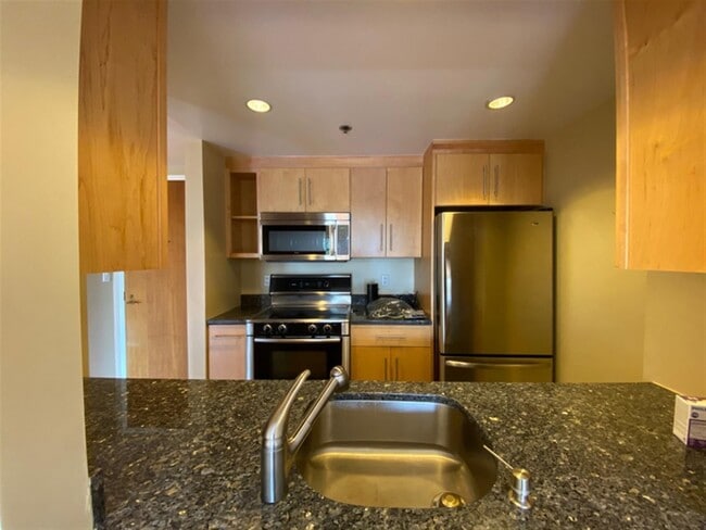 Building Photo - 931 Massachusetts Ave Unit 506