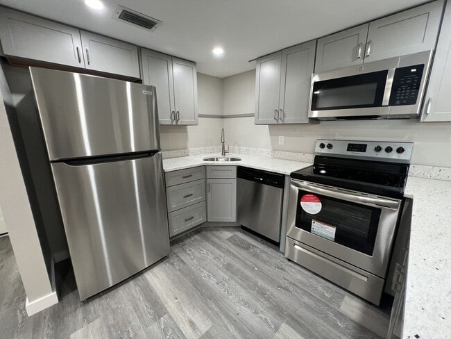 Building Photo - Annual** 55+ Years Old Required ** Recently Renovated ** 1 Bedroom / 1 Bath - Cambridge House - $...