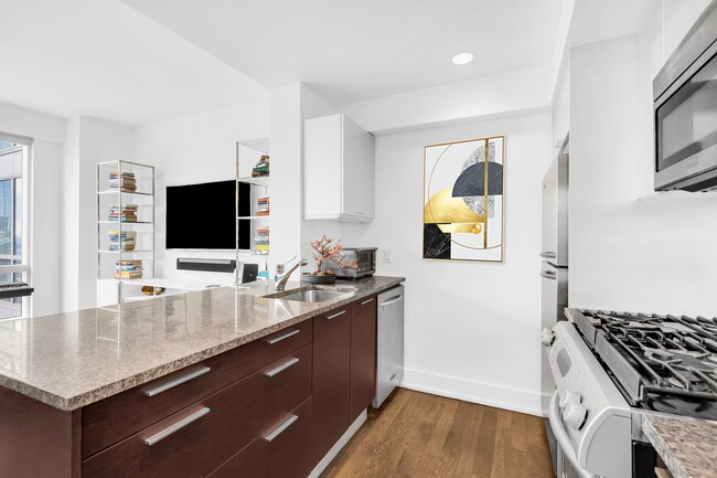 Photo - 350 W 42nd St