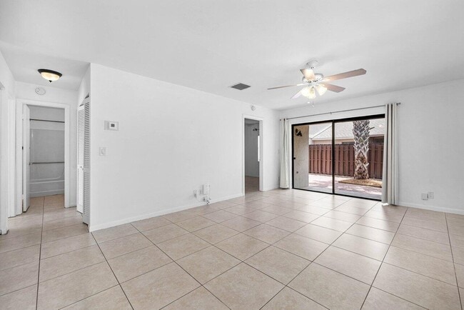 Photo - 16422 Straw Way