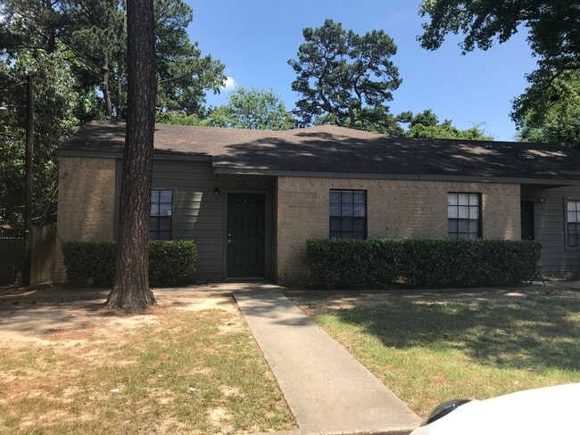 Building Photo - 3/2 PTISD Fenced yard and pet friendly Rental