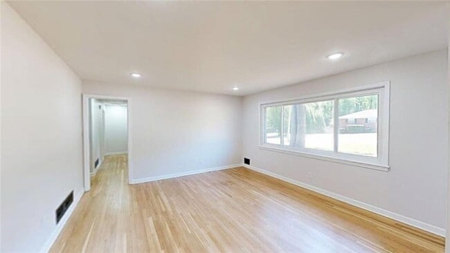 Photo - 8 Larose Dr SW