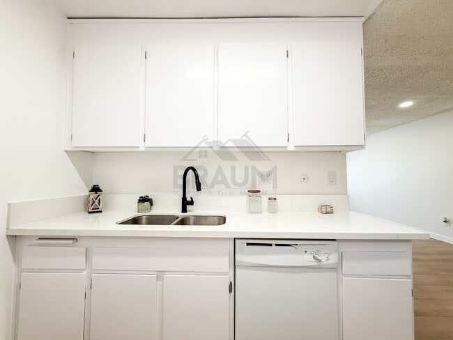 Photo - 5461 Kester Ave Unit 212