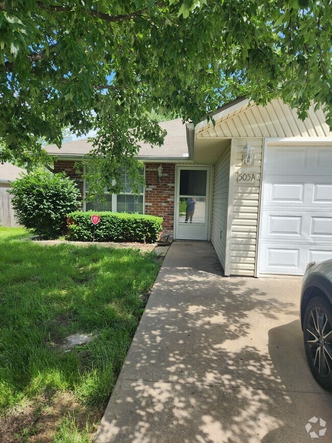 Building Photo - 3 Bedroom 2 Bath Duplex in Oak Grove Rental
