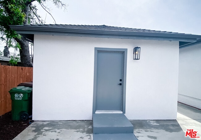 Main Entrance - 107 E Indigo St Apartments