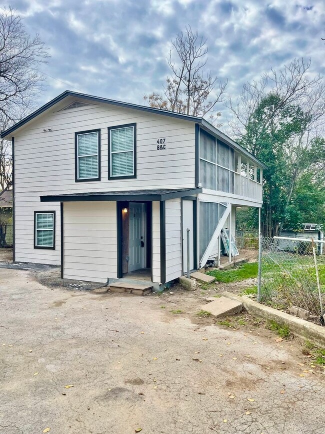 Building Photo - 407 Sarah St Unit B