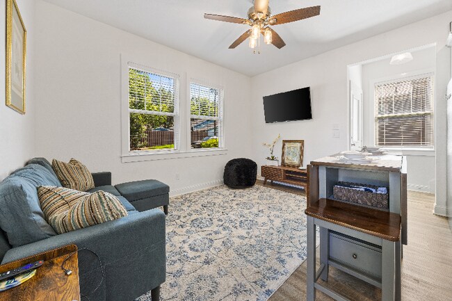 Photo - 600 Barnes St