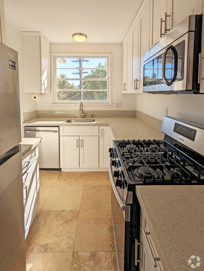 Building Photo - 12146 Sunset Blvd Unit Upper Rental