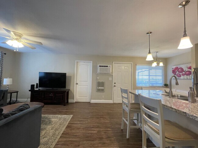 Photo - 590-596 Iris Drive Unidad 596