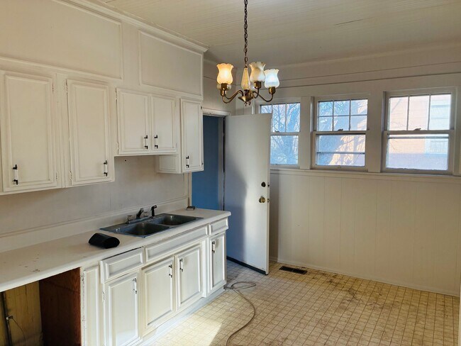 16 Little St
