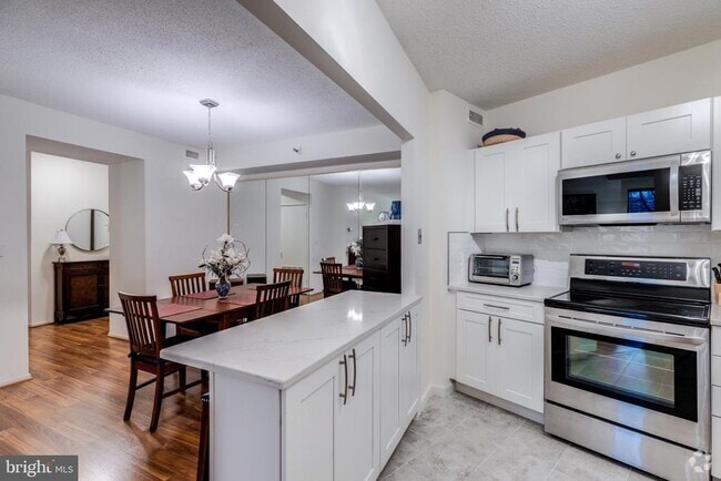 Building Photo - 1600 N Oak St Unit 123 Rental