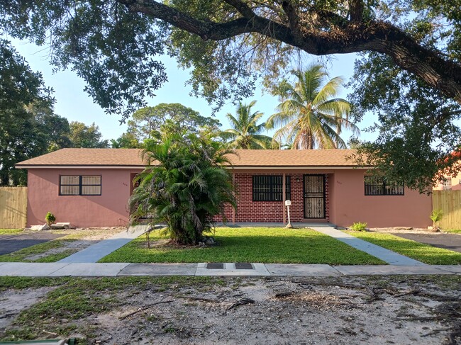 Building Photo - 562 NE 143rd St Rental